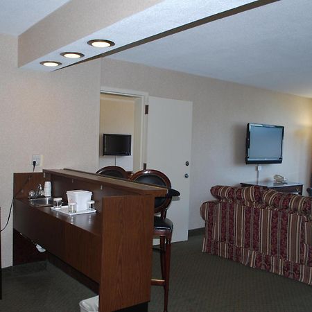 Ramada by Wyndham Triangle/Quantico Hotel Ruang foto