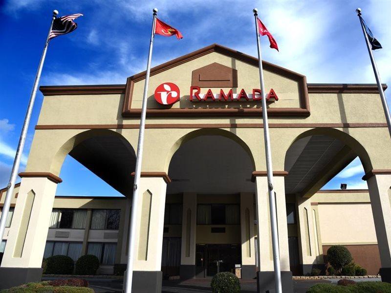 Ramada by Wyndham Triangle/Quantico Hotel Bagian luar foto