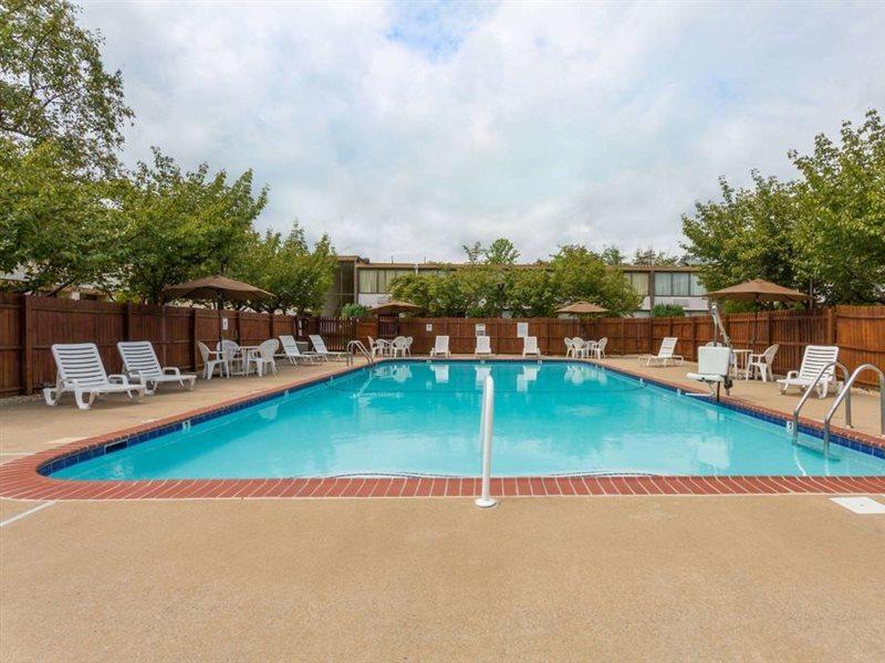 Ramada by Wyndham Triangle/Quantico Hotel Bagian luar foto