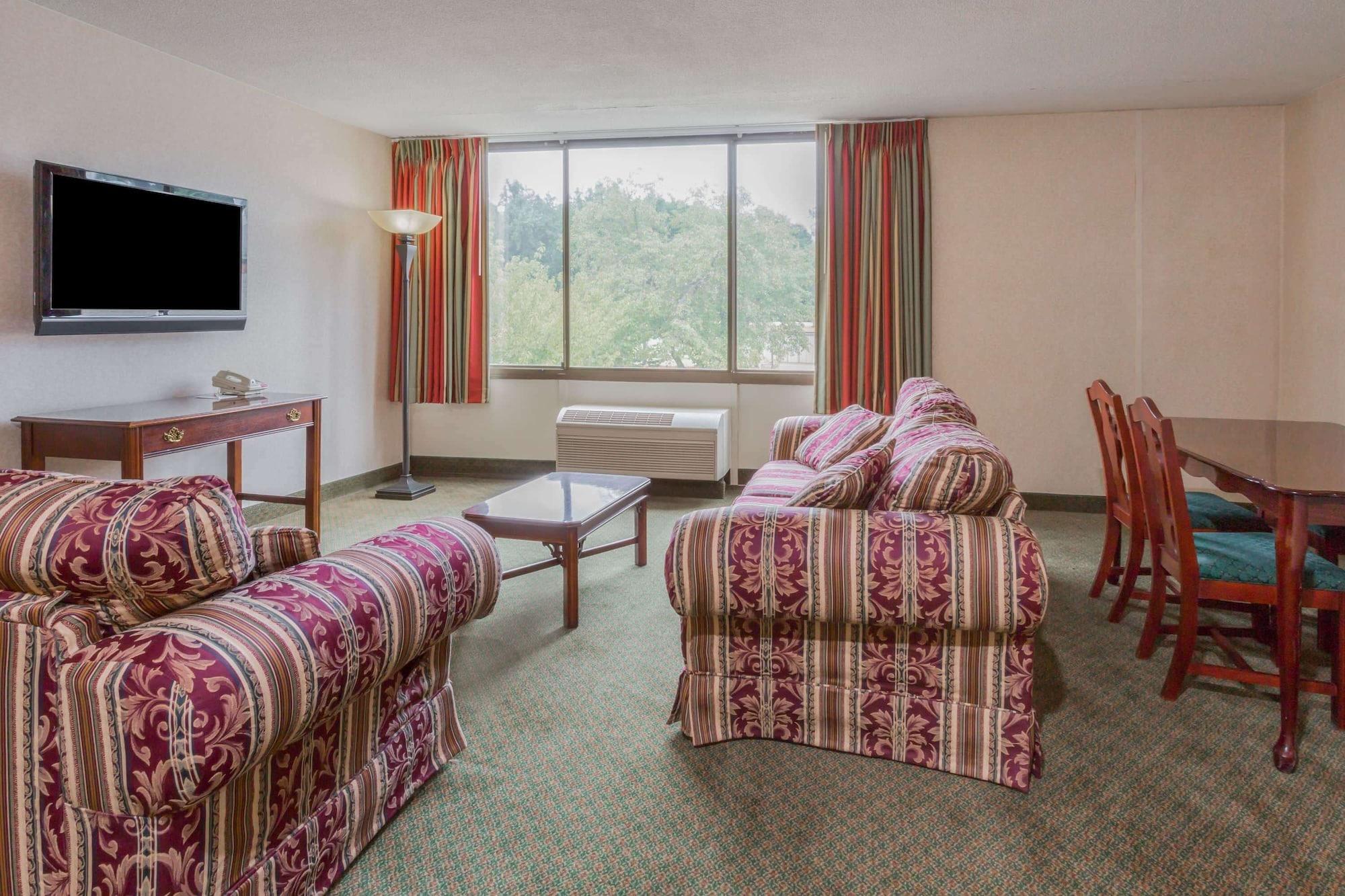 Ramada by Wyndham Triangle/Quantico Hotel Bagian luar foto