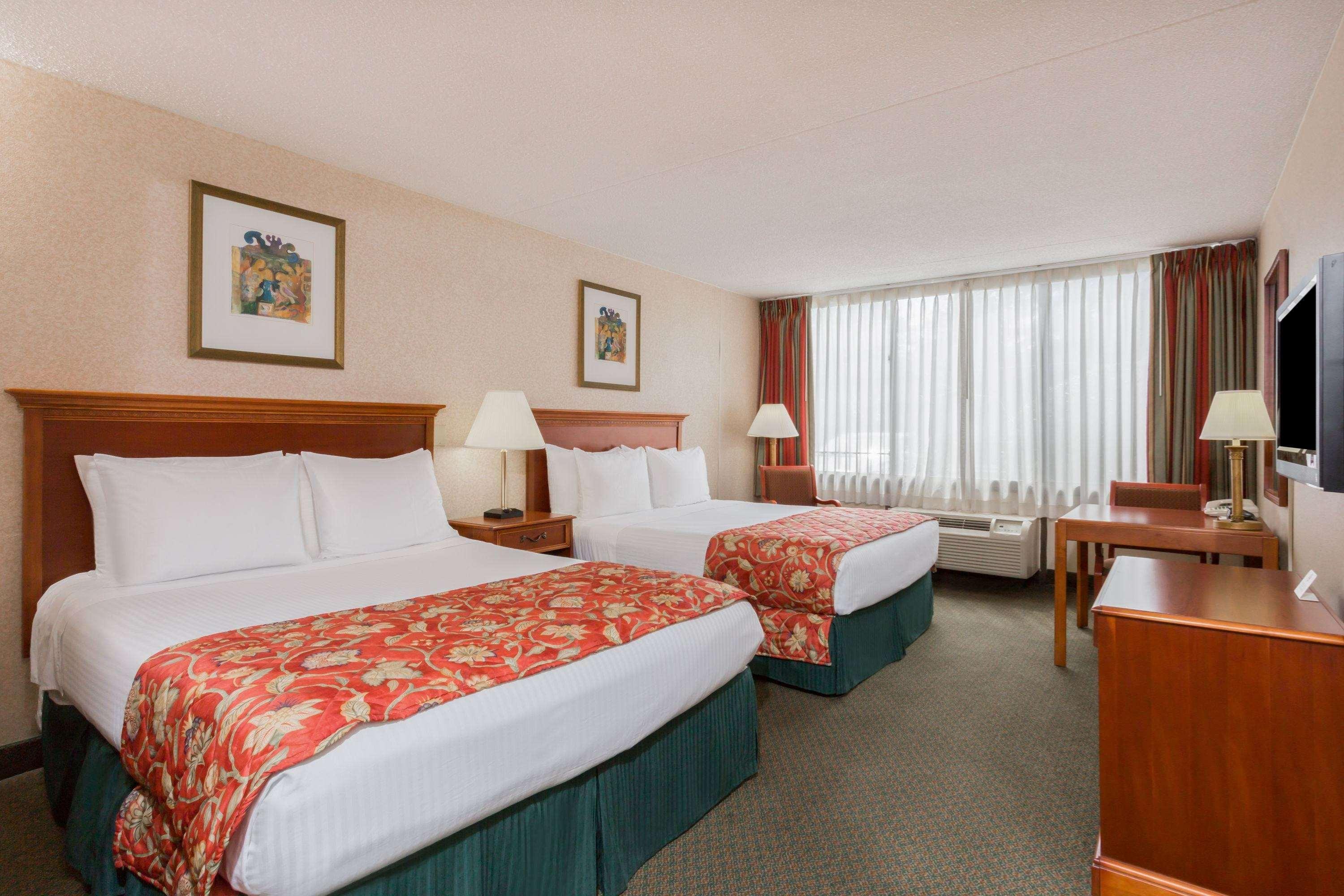 Ramada by Wyndham Triangle/Quantico Hotel Bagian luar foto