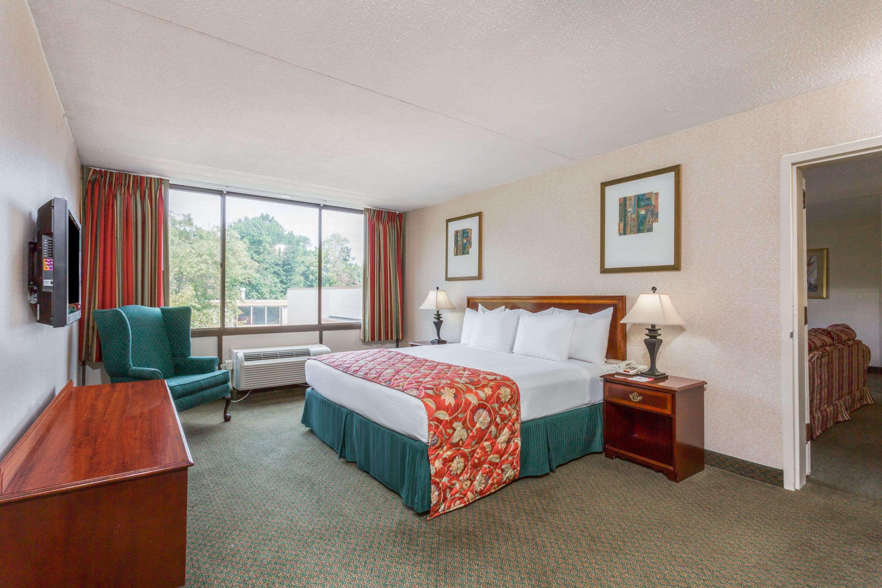 Ramada by Wyndham Triangle/Quantico Hotel Bagian luar foto