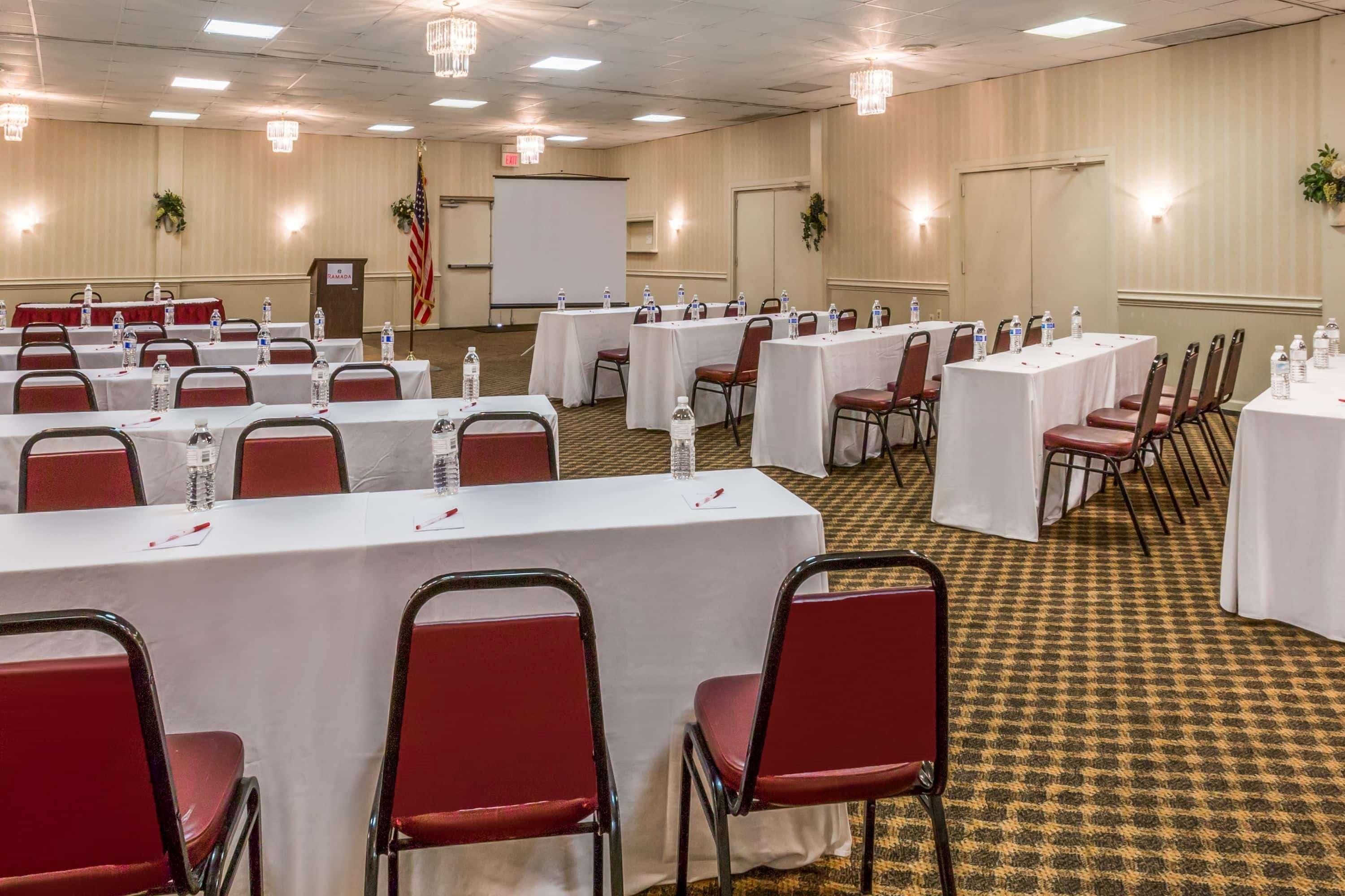 Ramada by Wyndham Triangle/Quantico Hotel Bagian luar foto