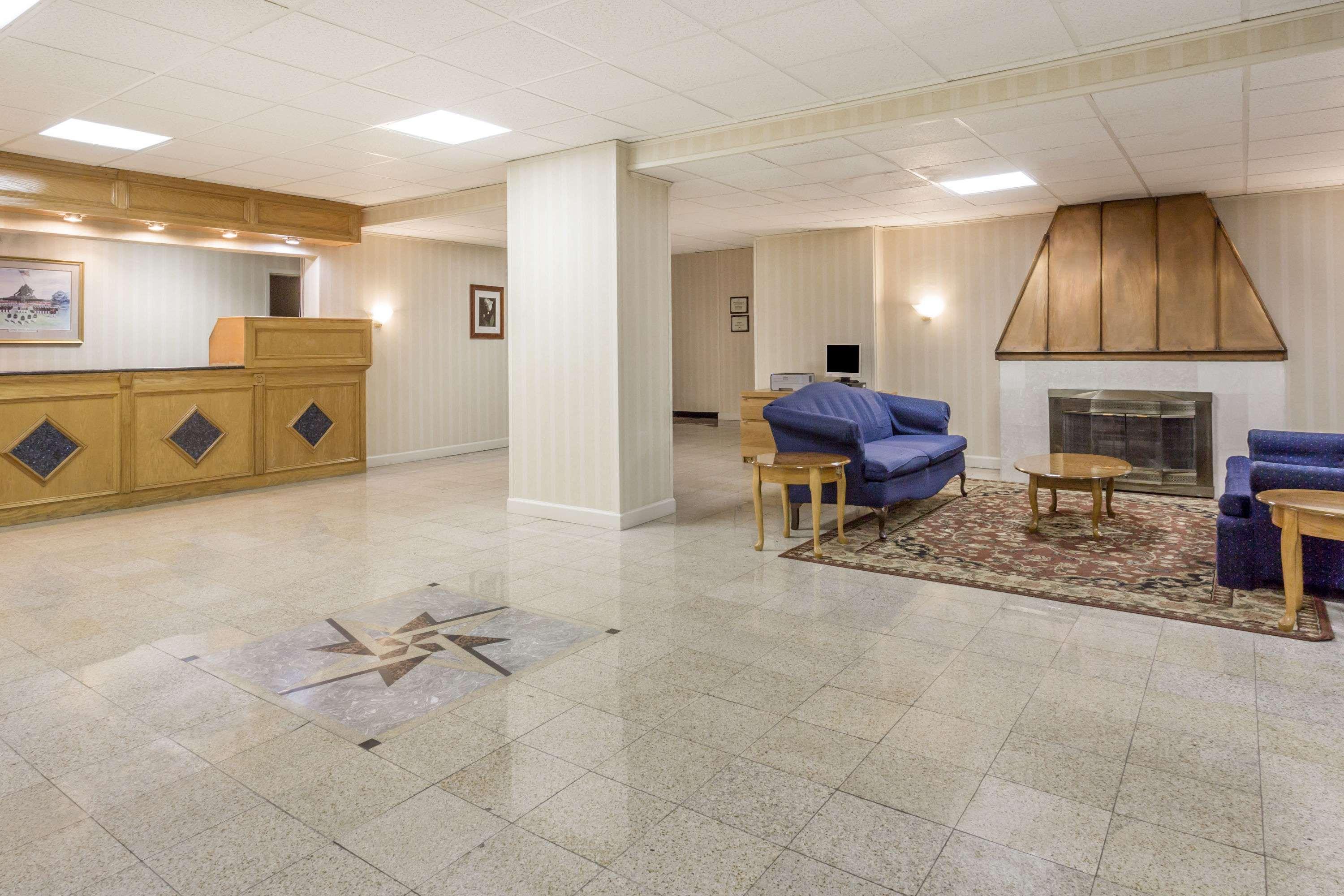 Ramada by Wyndham Triangle/Quantico Hotel Bagian luar foto