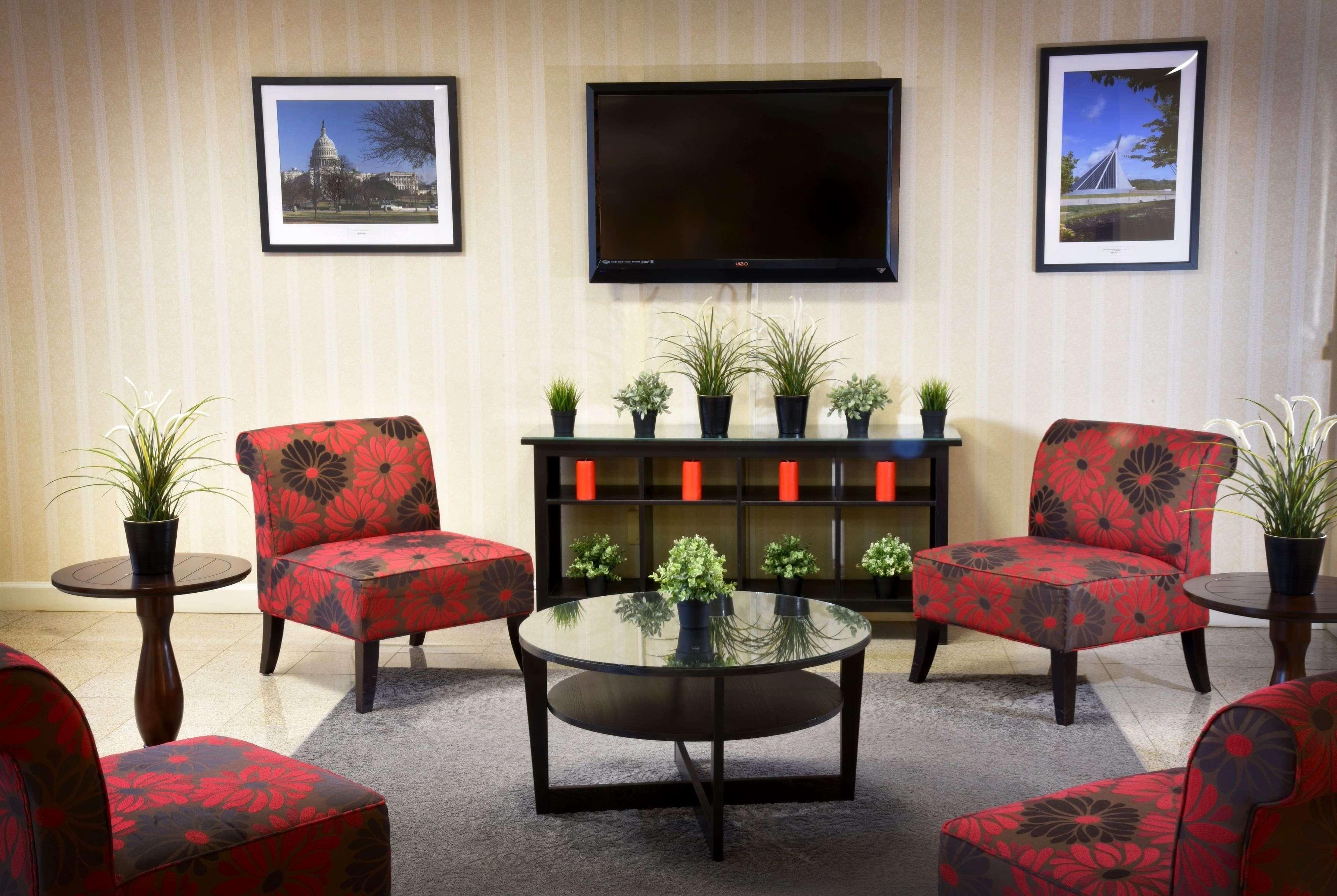 Ramada by Wyndham Triangle/Quantico Hotel Bagian luar foto