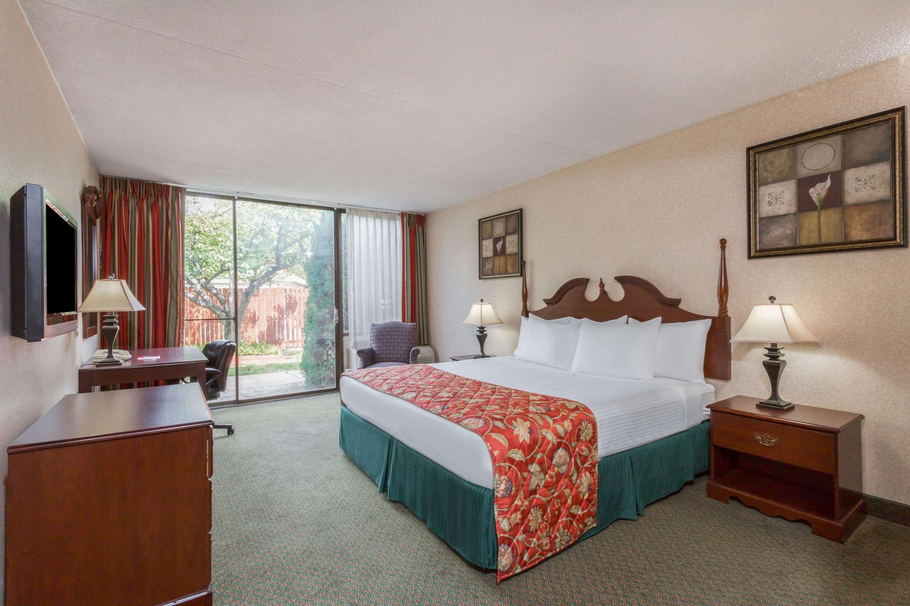 Ramada by Wyndham Triangle/Quantico Hotel Bagian luar foto