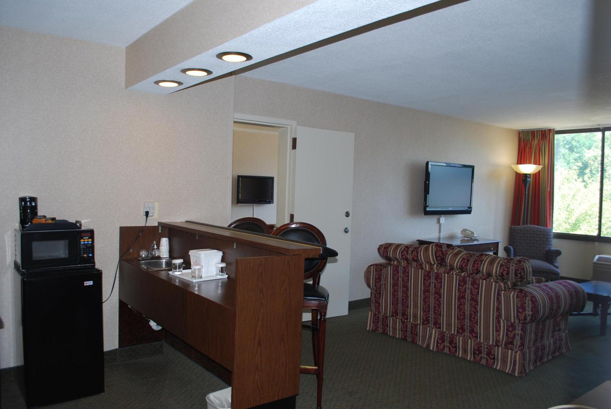 Ramada by Wyndham Triangle/Quantico Hotel Ruang foto
