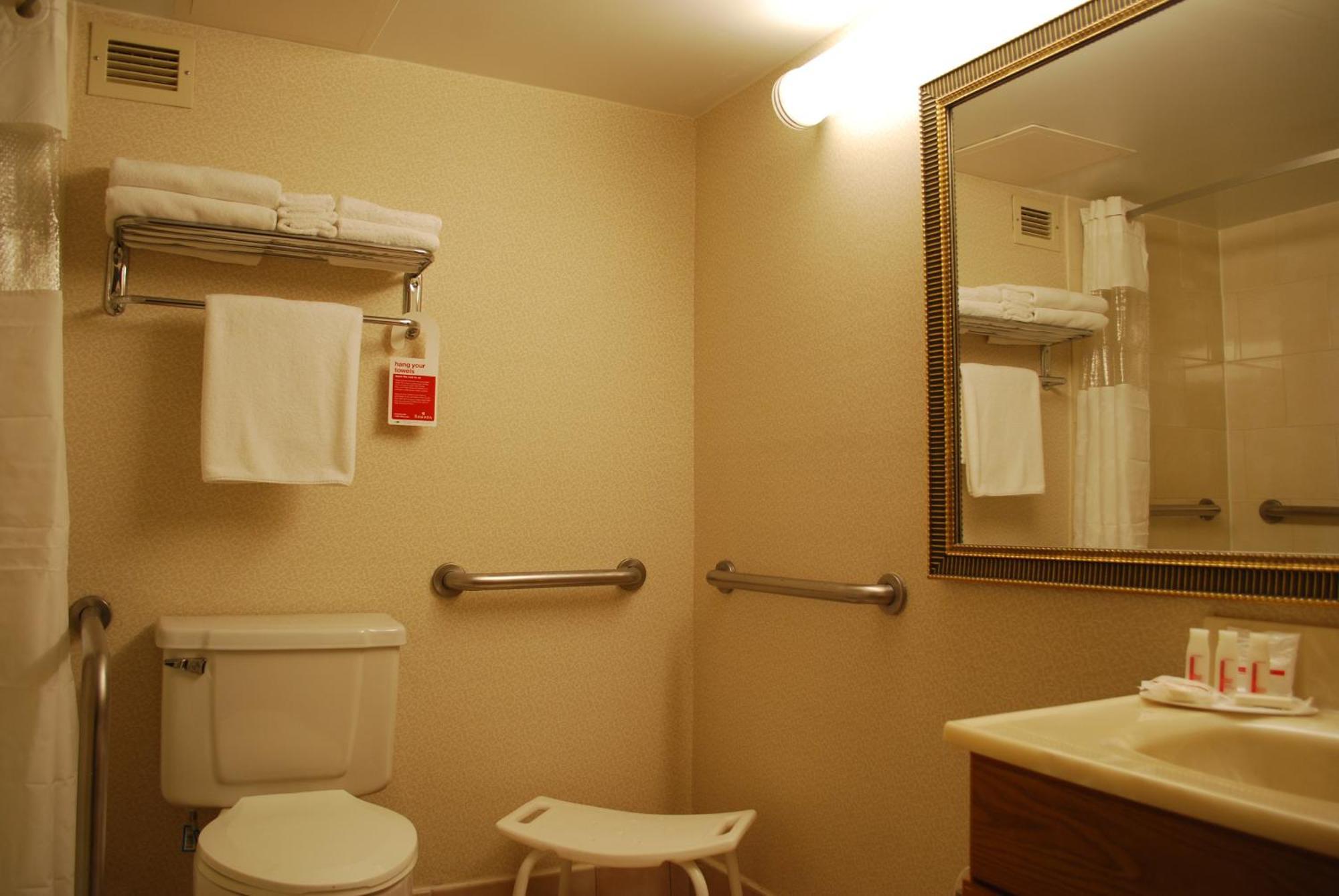 Ramada by Wyndham Triangle/Quantico Hotel Ruang foto