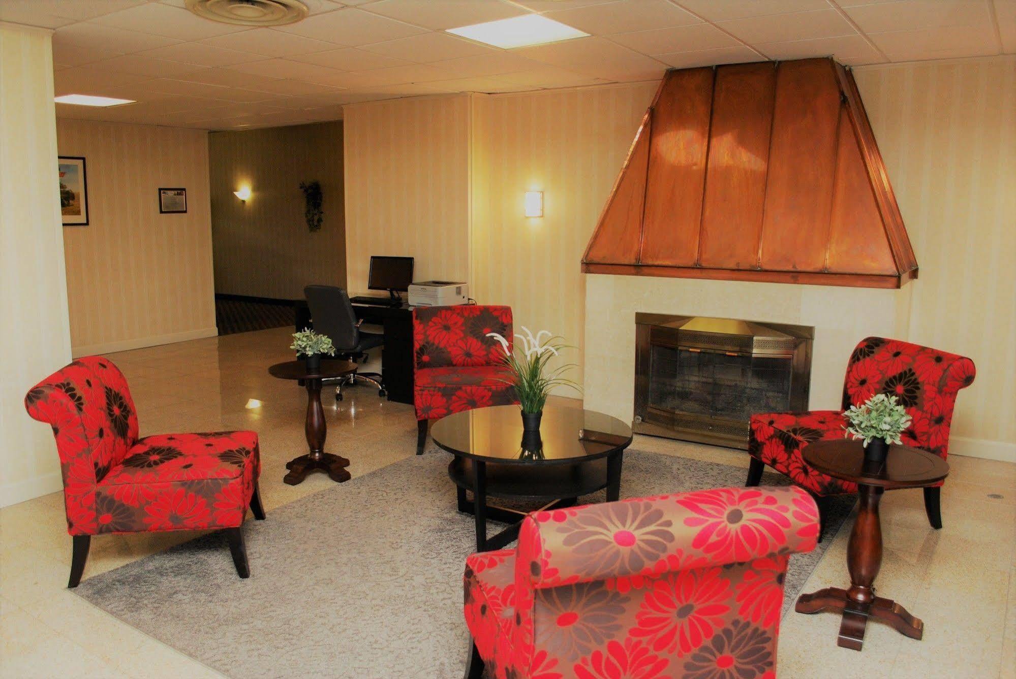Ramada by Wyndham Triangle/Quantico Hotel Bagian luar foto