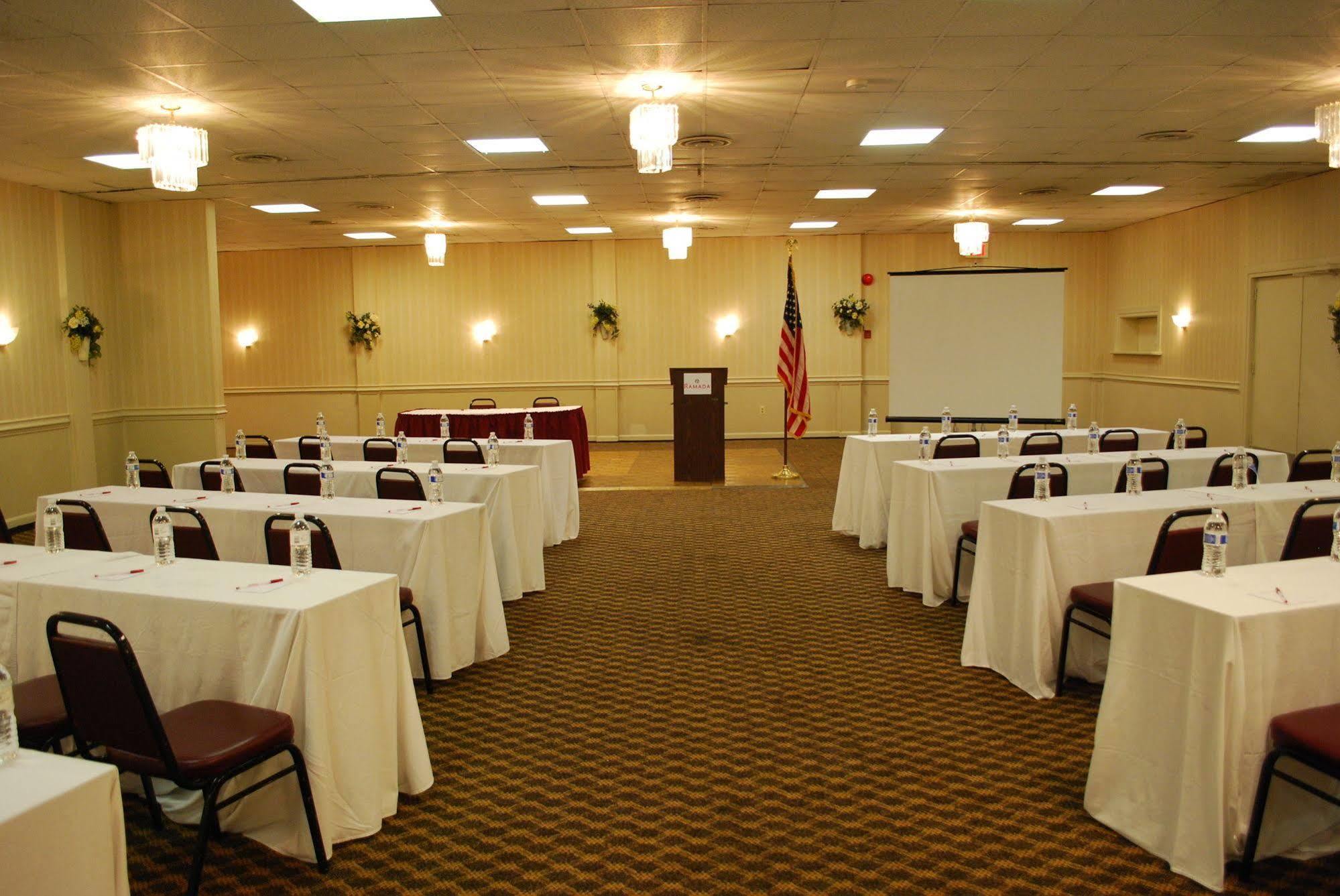 Ramada by Wyndham Triangle/Quantico Hotel Bagian luar foto